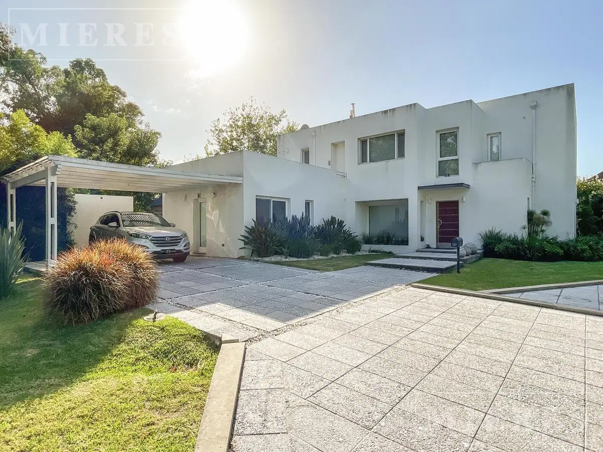 Casa en venta estilo racionalista en Mayling Club de Campo 1
