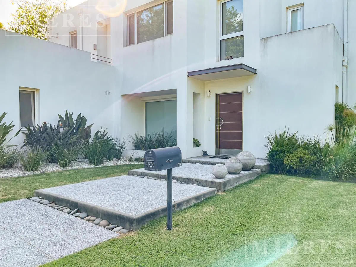 Casa en venta estilo racionalista en Mayling Club de Campo 4