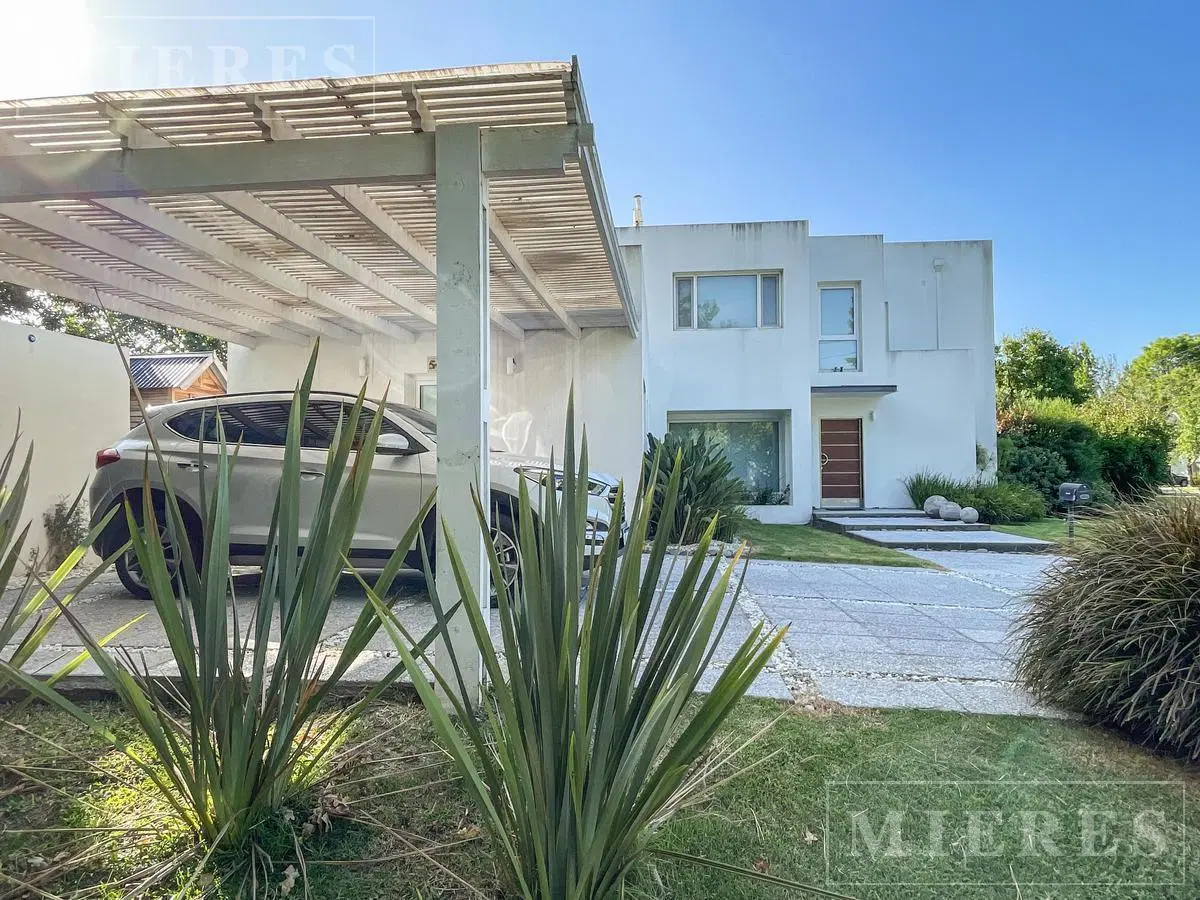 Casa en venta estilo racionalista en Mayling Club de Campo 2