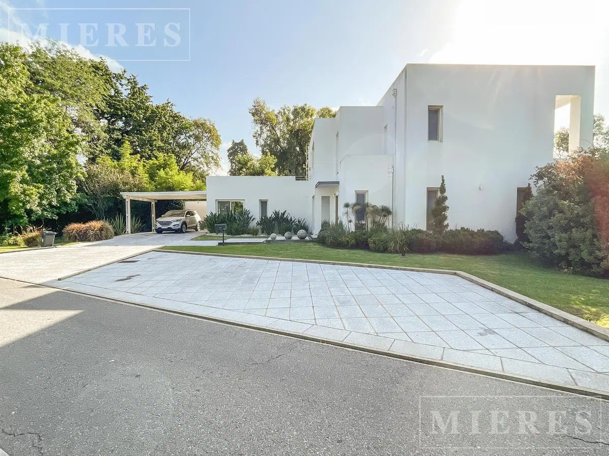 Casa en venta estilo racionalista en Mayling Club de Campo 3