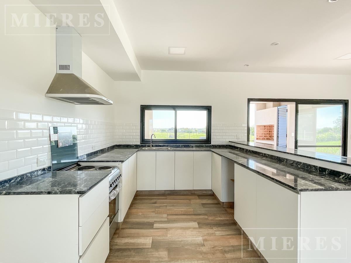 Foto de Casa en venta sobre lote interno en Area 2 San Sebastián ., imagen 2