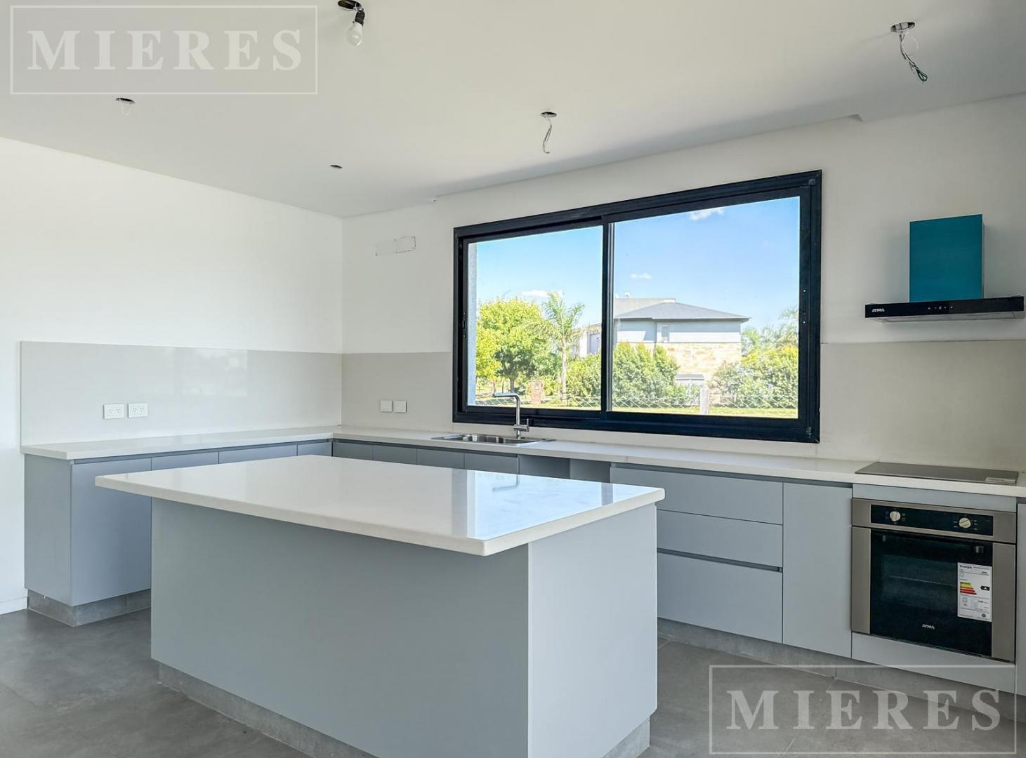 Foto de Casa en venta sobre lote interno en El Cantón Barrio Golf, imagen 5