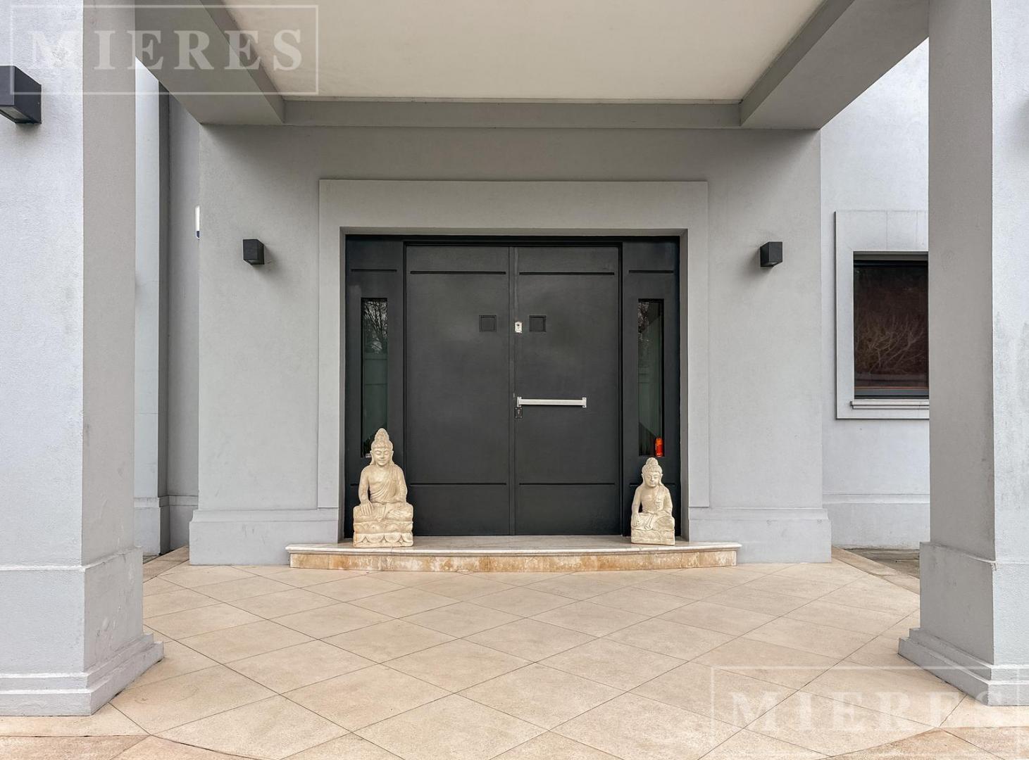 Foto de Muy linda casa de estilo moderno en venta en Las Lomas de San Isidro., imagen 2