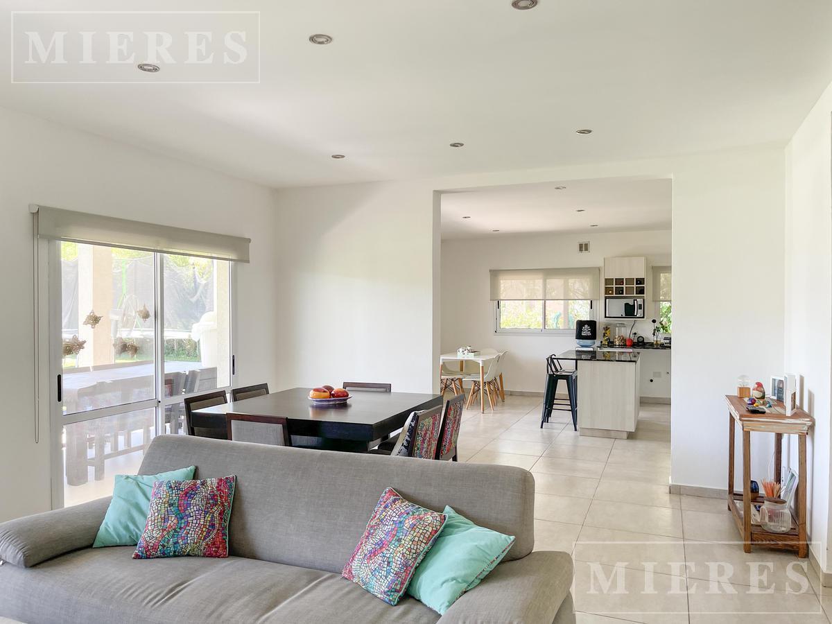 Foto de Casa en venta sobre lote interno en Barrio Eucalipto Haras Santa María, imagen 2