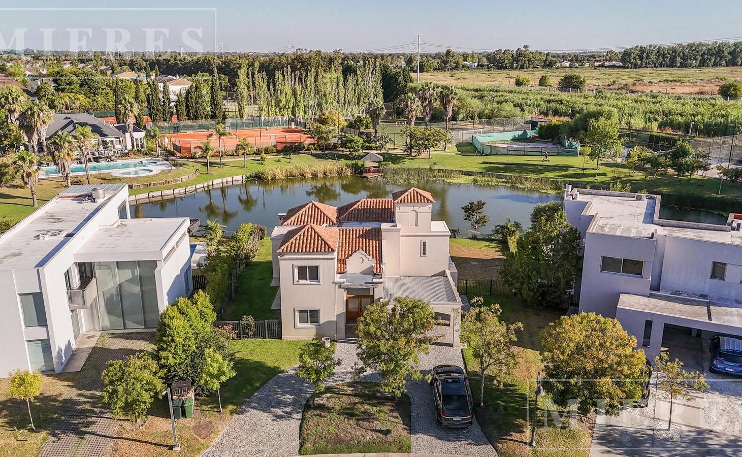 Foto de Casa a la laguna en venta en Las Glorietas, Nordelta, imagen 1