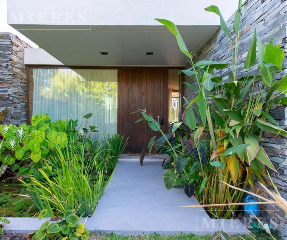 Foto de Casa en venta en el barrio Las Tipas, Nordelta, imagen 1