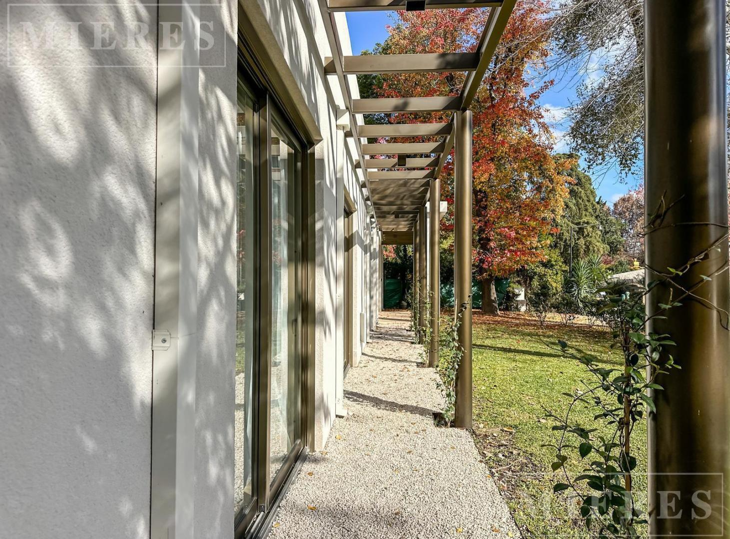 Foto de Excelente casa en venta en Highland Park C.C, imagen 3
