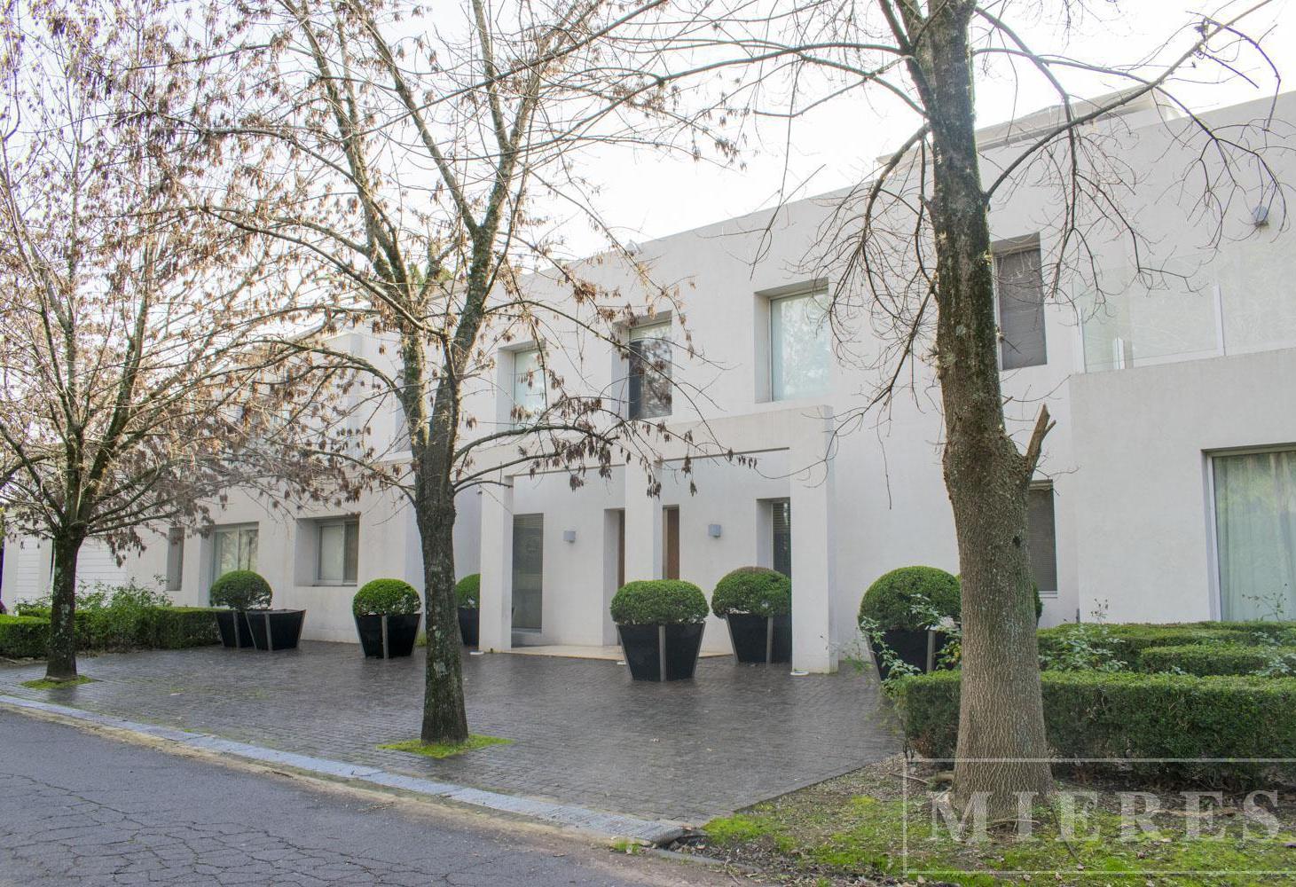 Foto de Casa en venta en Tortugas Country Club - con renta, imagen 1