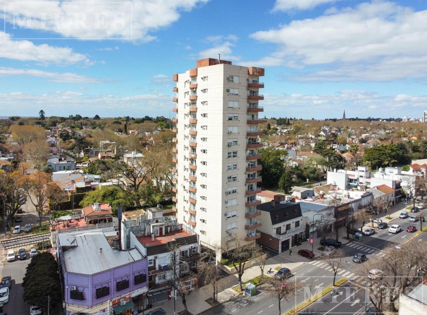 Foto de Amplio y luminoso departamento de 3 ambientes, a pocas cuadras del, imagen 2