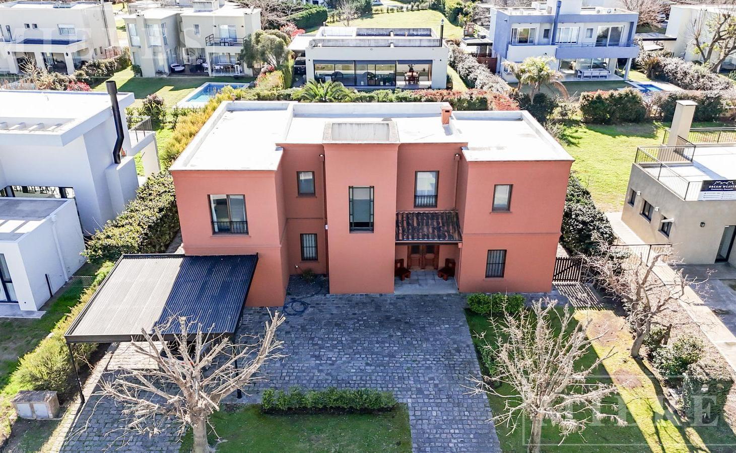 Foto de Casa en venta sobre lote interno en Barrio Los Eucaliptos Haras Santa, imagen 2