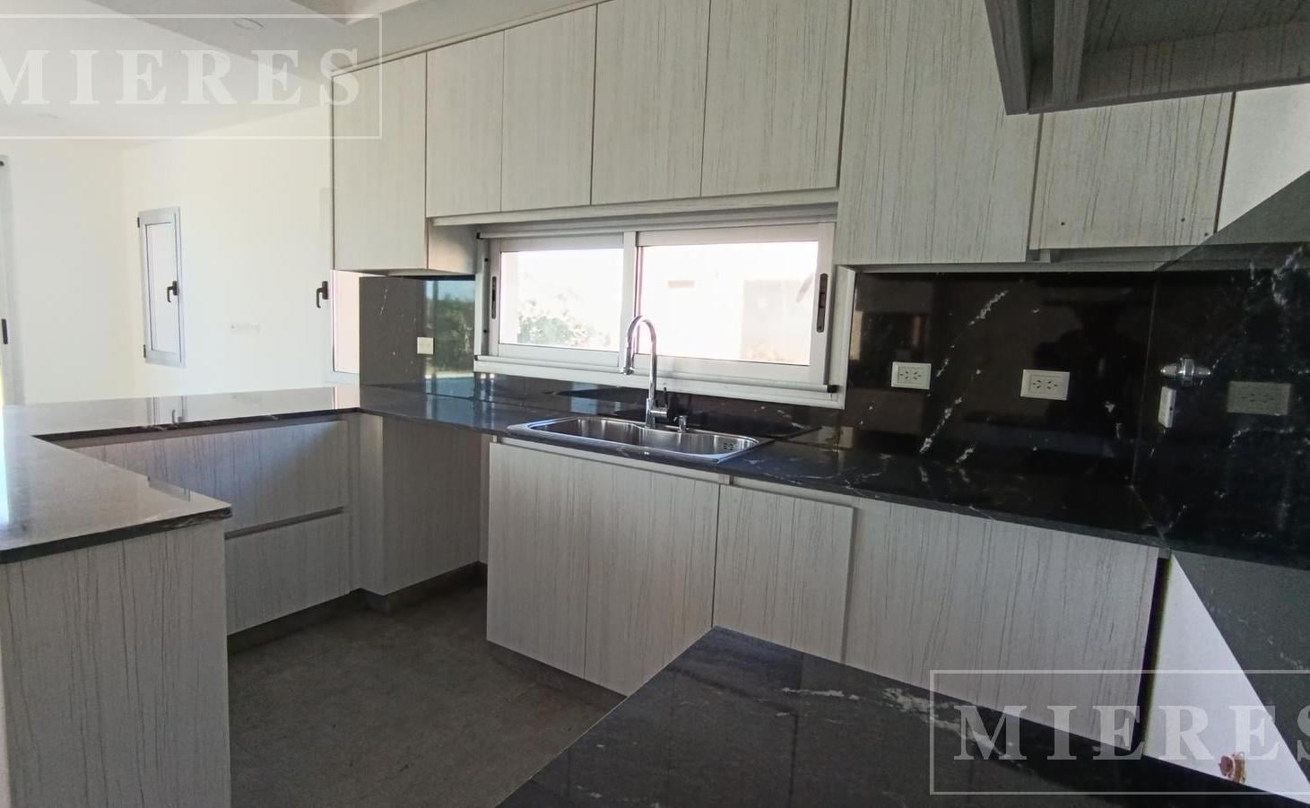 Foto de Casa en venta sobre lote interno en Barrio Vistas Puertos, Escobar, imagen 2