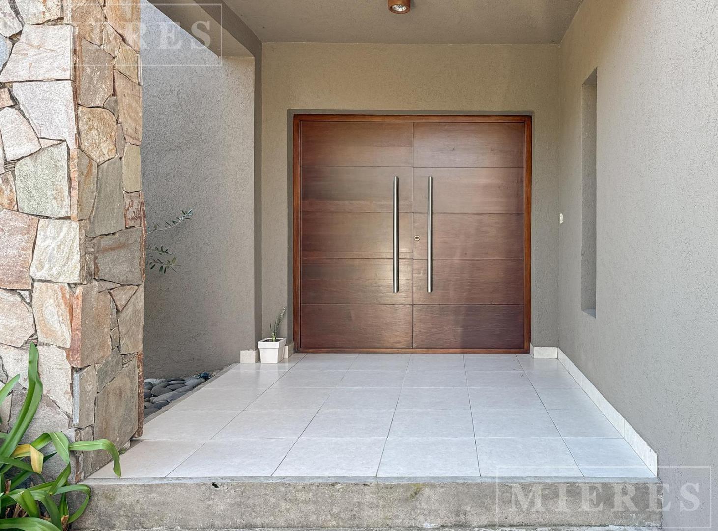 Foto de Casa en venta - Lote Interno - Barrancas de San Jose, imagen 1