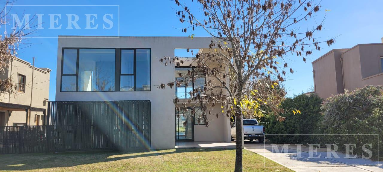 Foto de Casa en venta sobre lote a la laguna en Barrio Golf El Cantón Escobar, imagen 2
