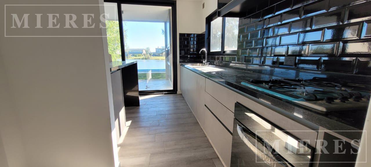 Foto de Casa en venta sobre lote a la laguna en Barrio Golf El Cantón Escobar, imagen 3