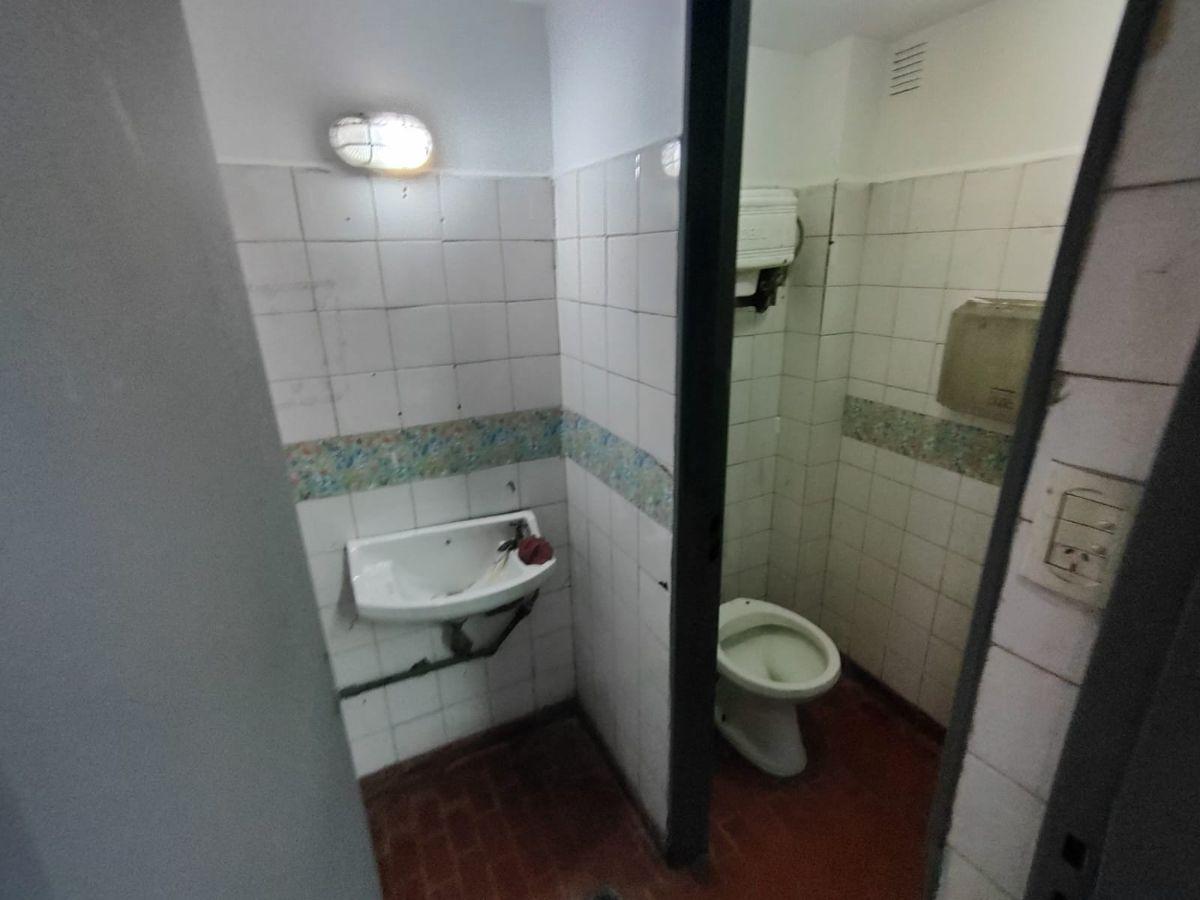 Foto de Galpon de 2100 m² en alquiler en Sarandi, imagen 5