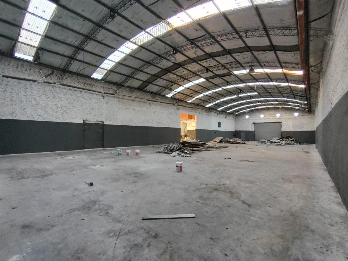 Foto de Galpon de 2100 m² en alquiler en Sarandi, imagen 1