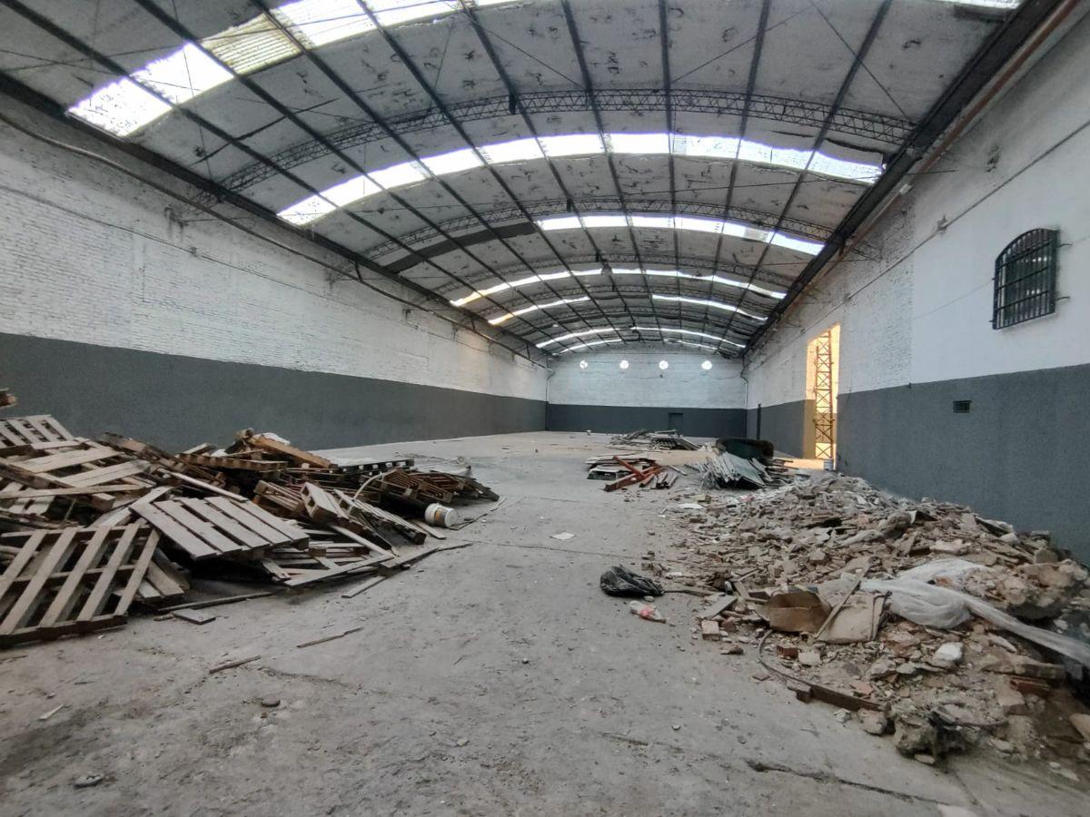 Foto de Galpon de 2100 m² en alquiler en Sarandi, imagen 2
