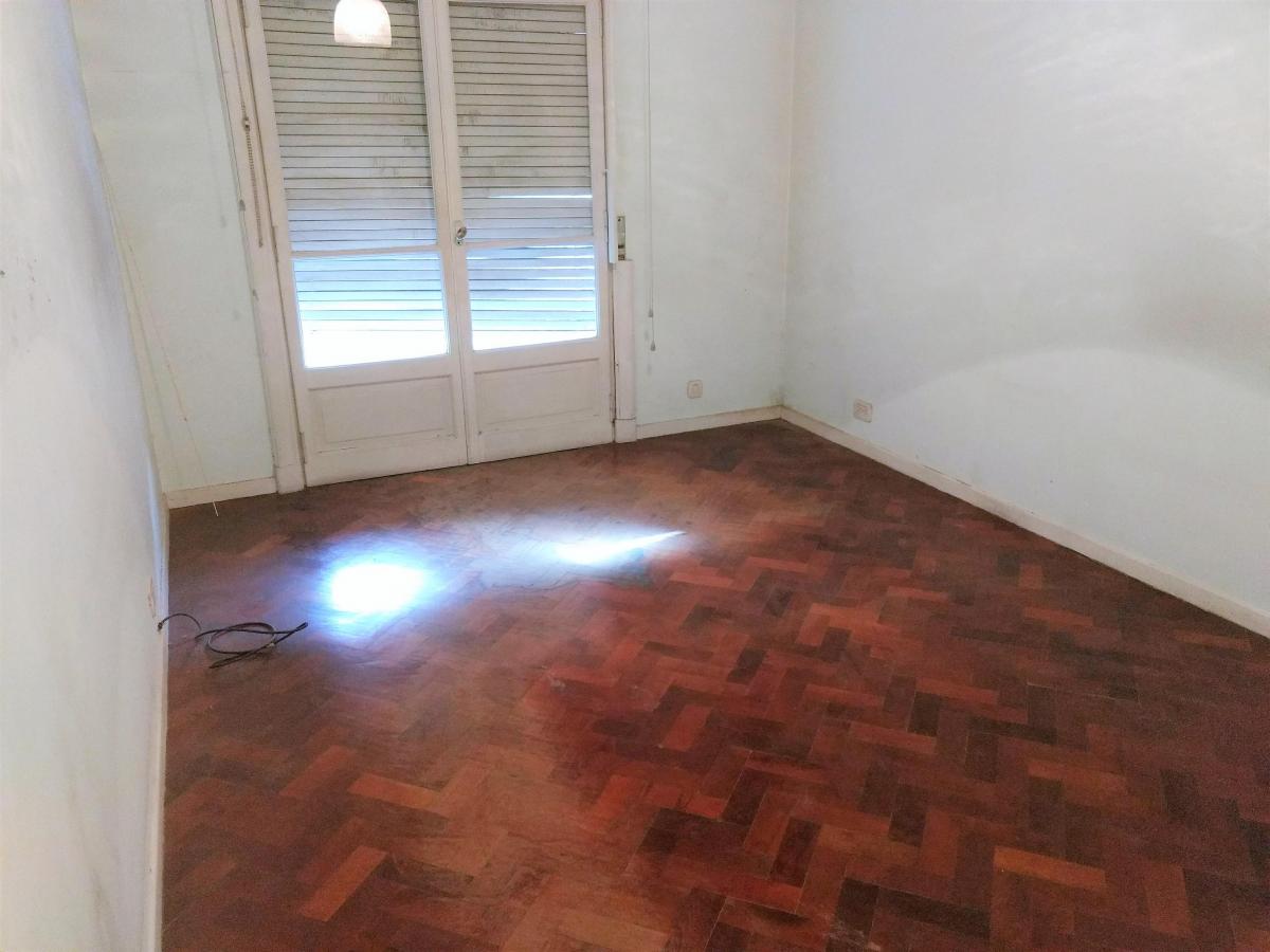 Buen departamento de 3 ambientes. Luminoso.