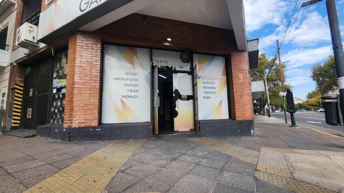 ALQUILER LOCAL COMERCIAL 180 m2 EN ZONA TEXTIL FLORES CON COCHERA. CABA