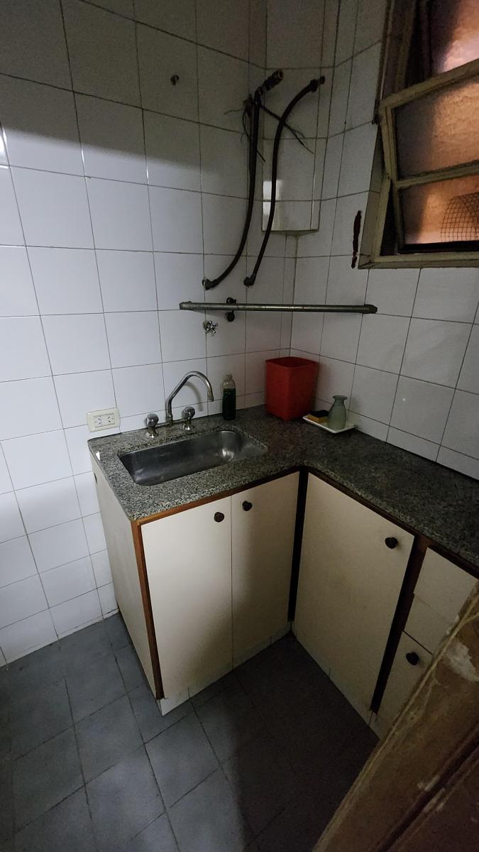 3 1/2 Ambientes Al Frente Apto Profesional en Edificio Aniguo de Categoría 4