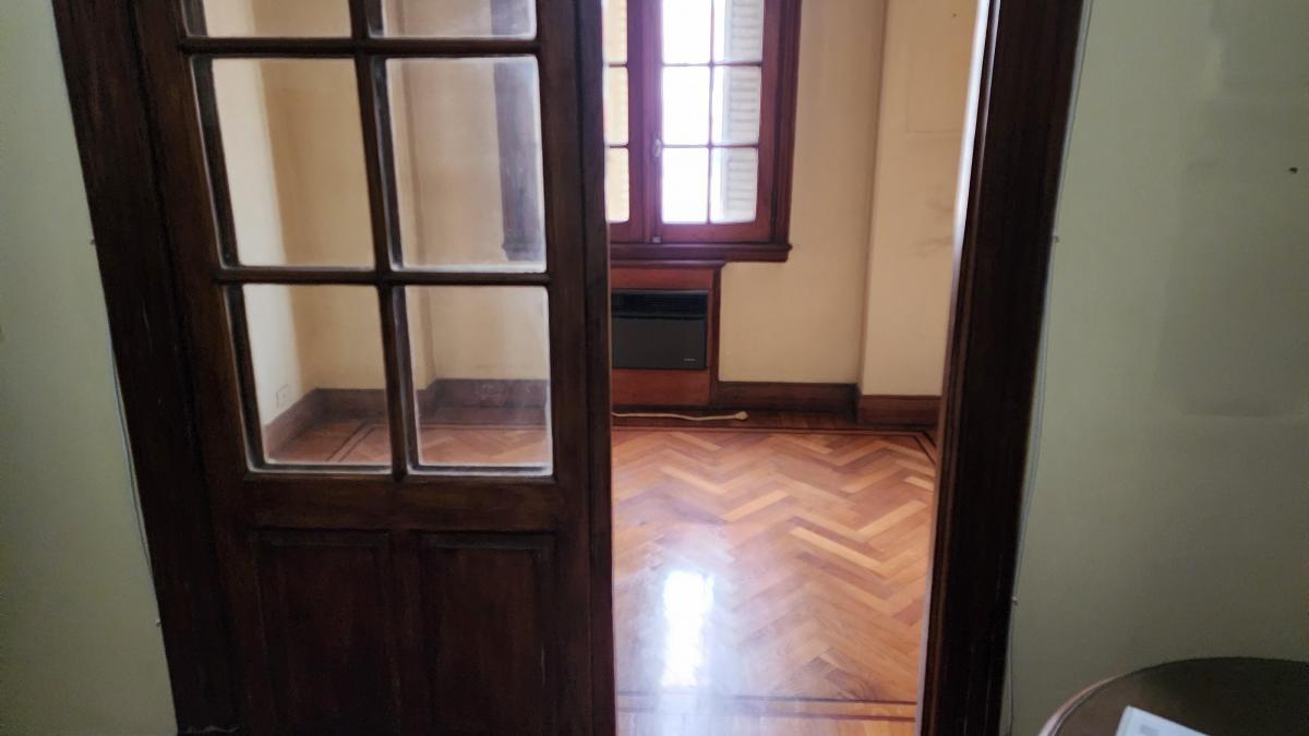 3 1/2 Ambientes Al Frente Apto Profesional en Edificio Aniguo de Categoría 5