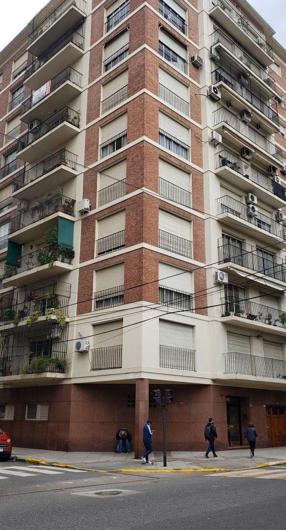 Semipiso al frente de 4 ambientes con dependencia y dos cocheras
