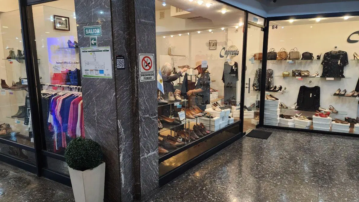 Lindo local de 41 m2 en prestigiosa galería San José de Flores 3