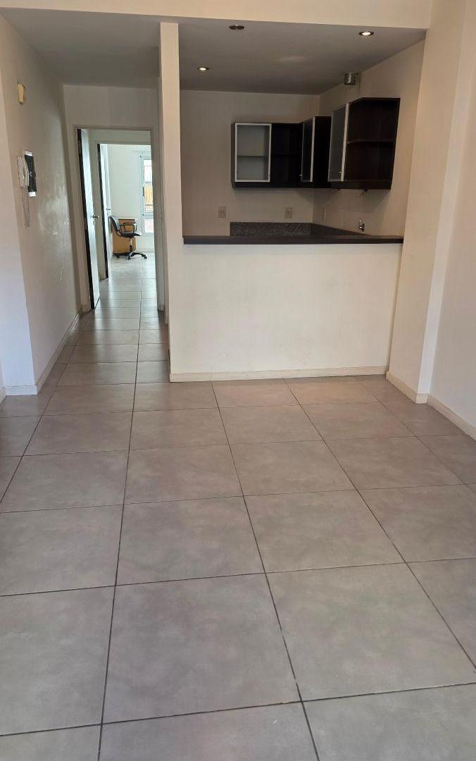 Foto de Muy lindo departamento al frente con balcón. Súper luminoso, imagen 2