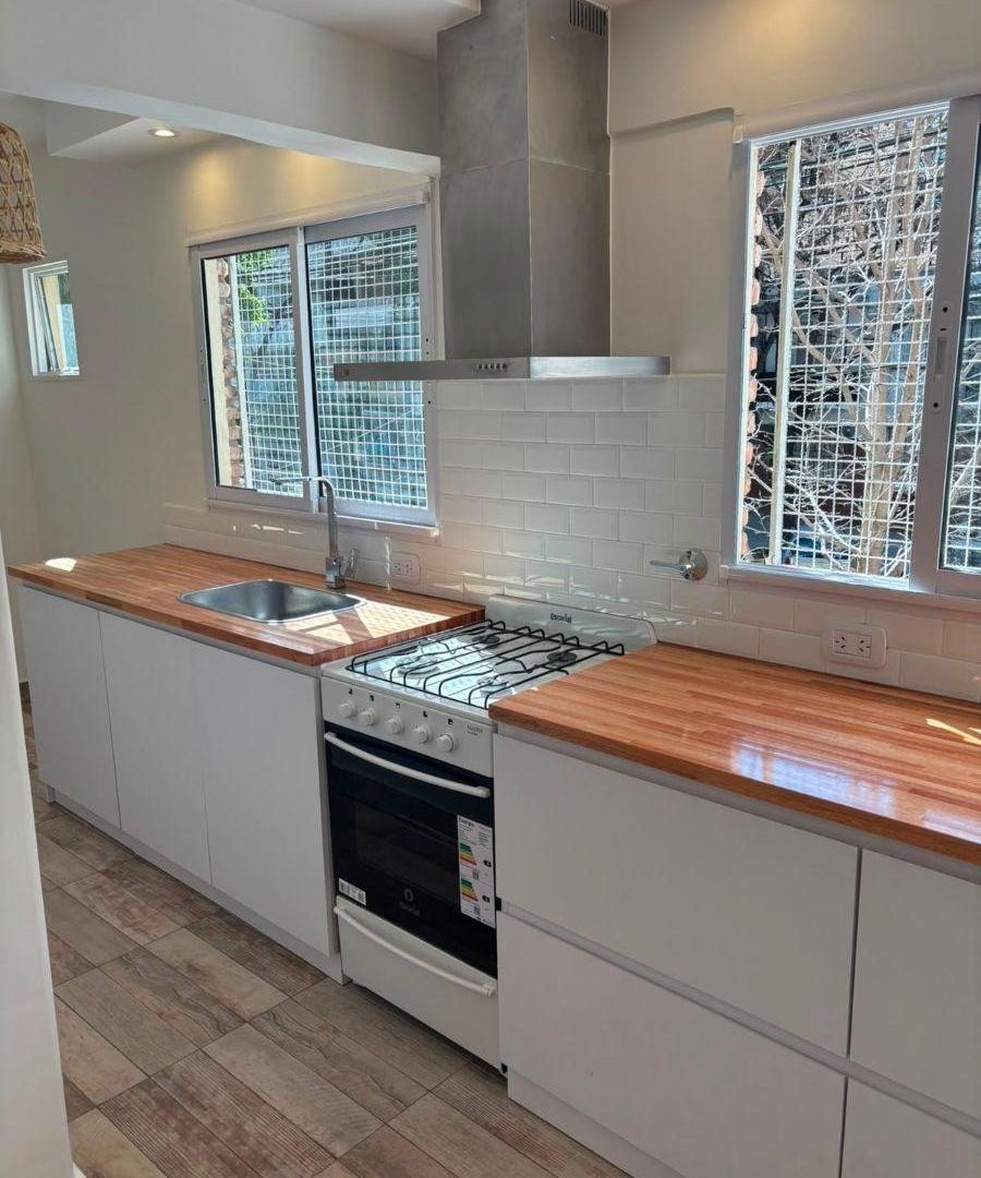 Foto de Hermoso piso de 3 ambientes con palier privado y balcón reciclado a, imagen 2