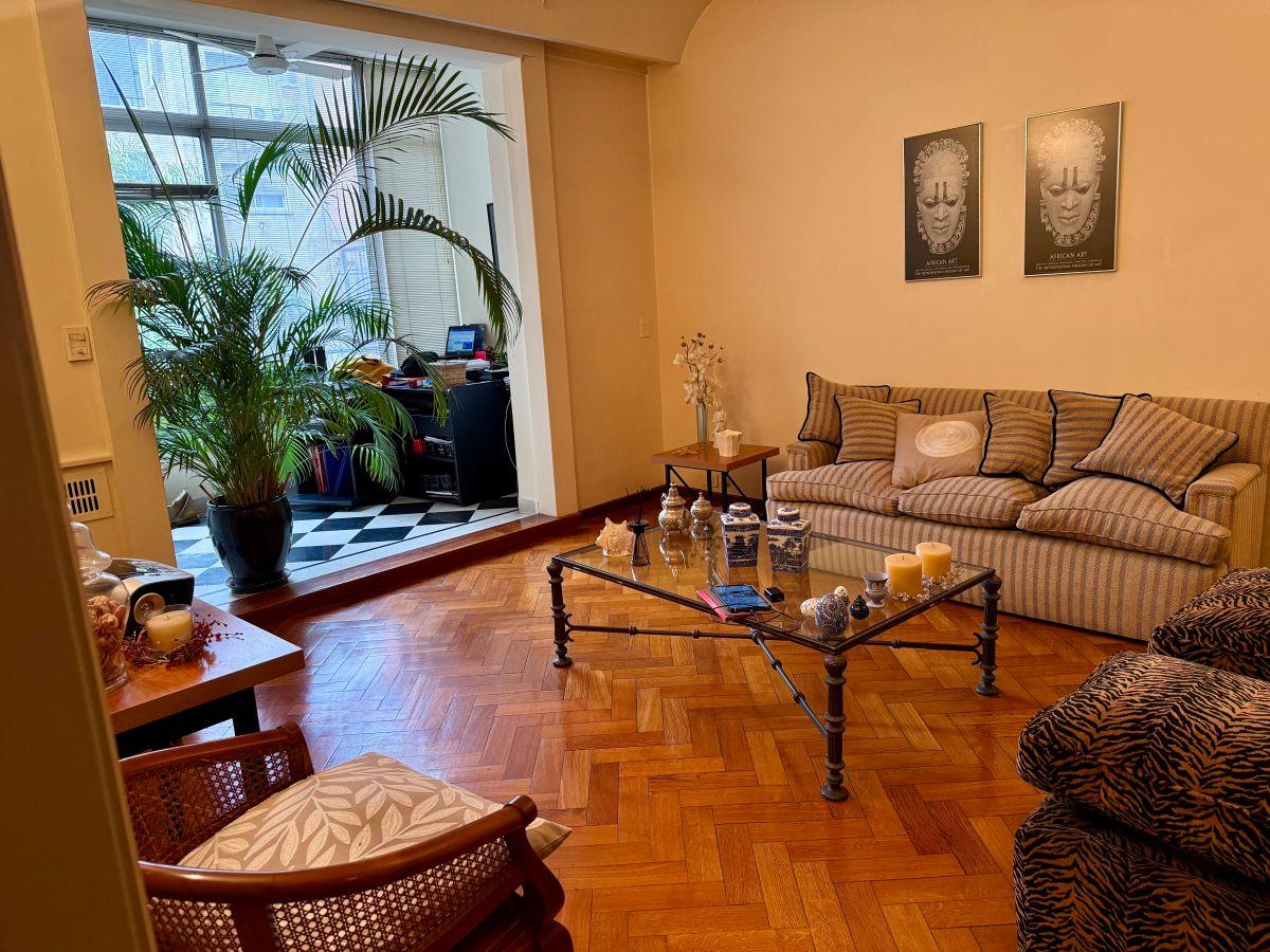 Foto de Venta frente a la Plaza Vicente López, en la calle Paraná, 2, imagen 2