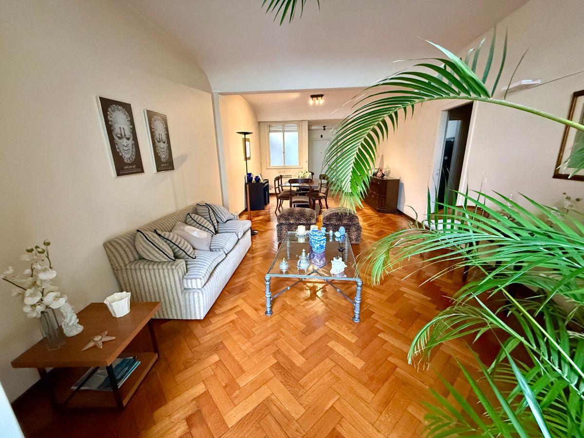 Foto de Venta frente a la Plaza Vicente López, en la calle Paraná, 2, imagen 4
