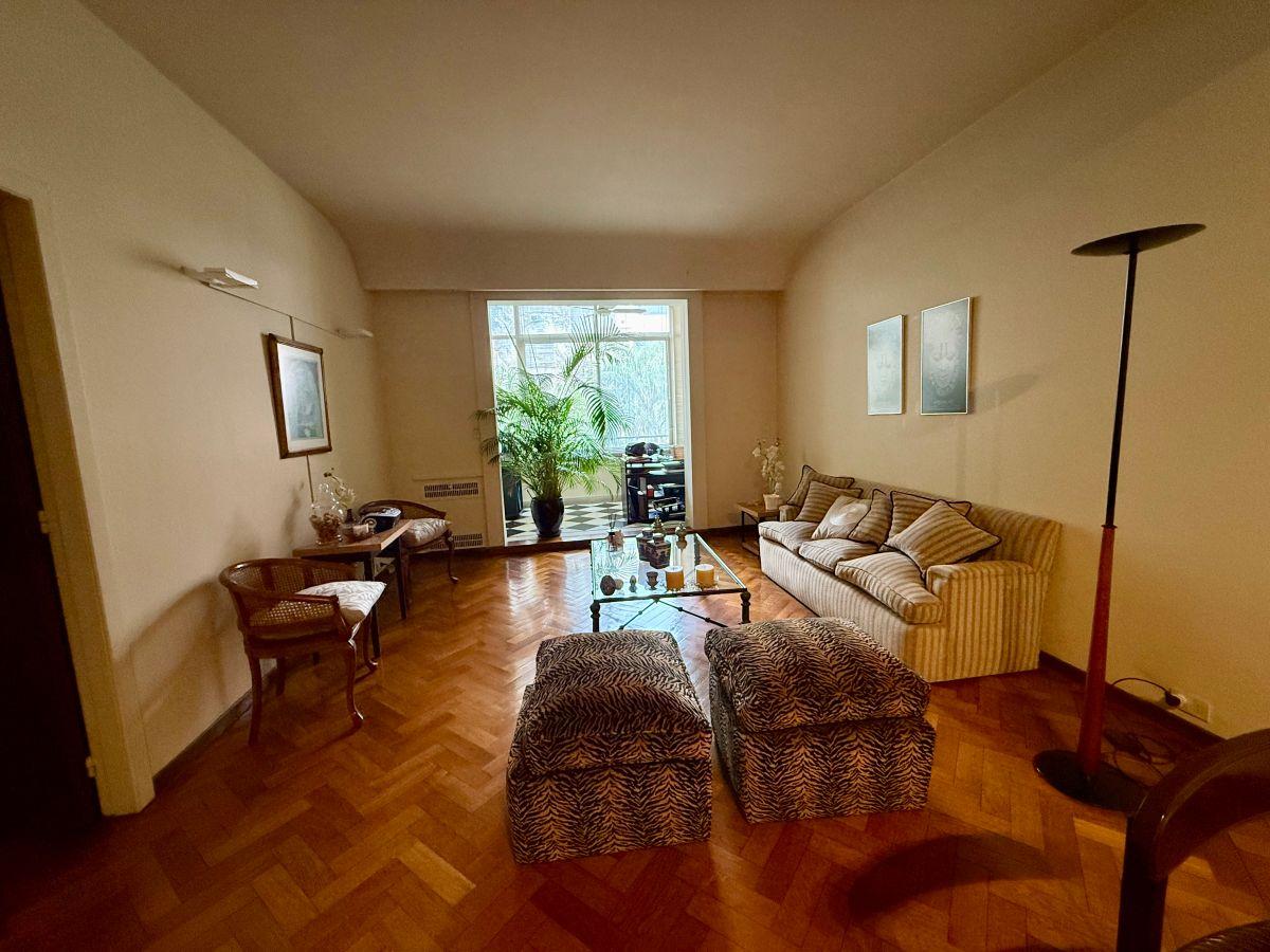 Foto de Venta frente a la Plaza Vicente López, en la calle Paraná, 2, imagen 1
