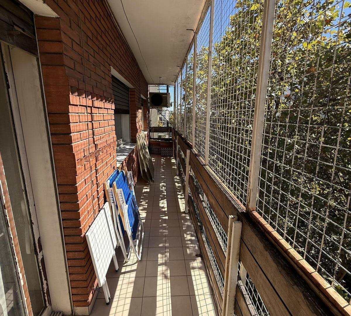 Foto de DEPARTAMENTO EN VENTA DE 4 AMBIENTES CON DEPENDENCIA Y COCHERA FIJA EN, imagen 2