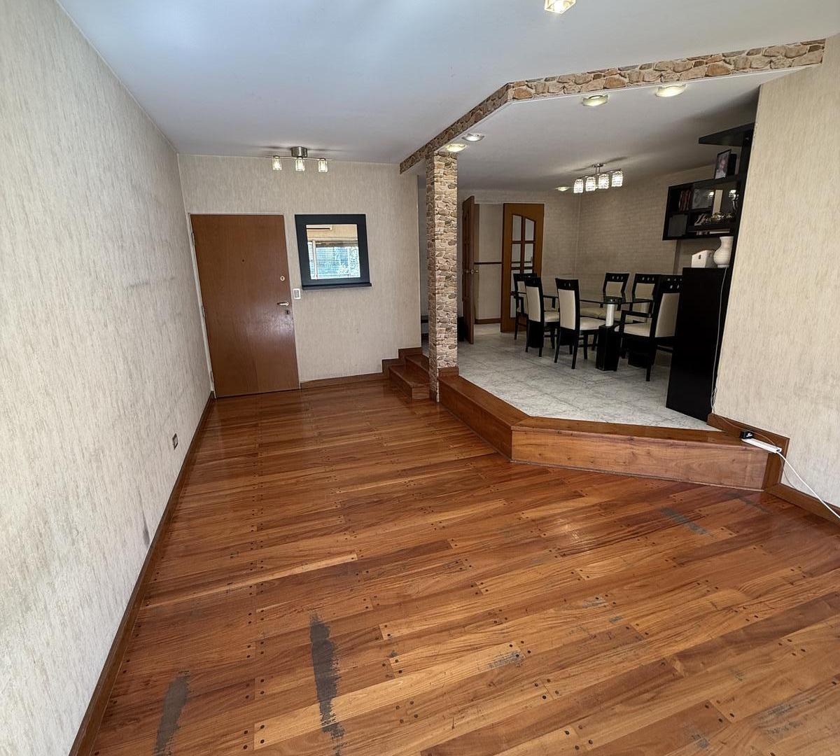 Foto de DEPARTAMENTO EN VENTA DE 4 AMBIENTES CON DEPENDENCIA Y COCHERA FIJA EN, imagen 3
