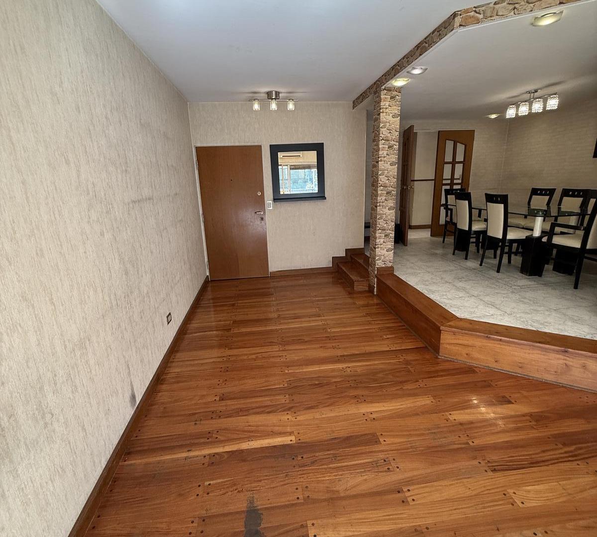 Foto de DEPARTAMENTO EN VENTA DE 4 AMBIENTES CON DEPENDENCIA Y COCHERA FIJA EN, imagen 2