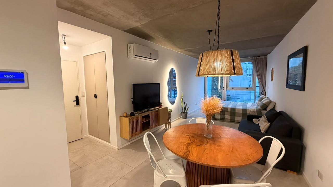 Foto de Luminoso monoambiente con balcón y amenities amoblado, imagen 1