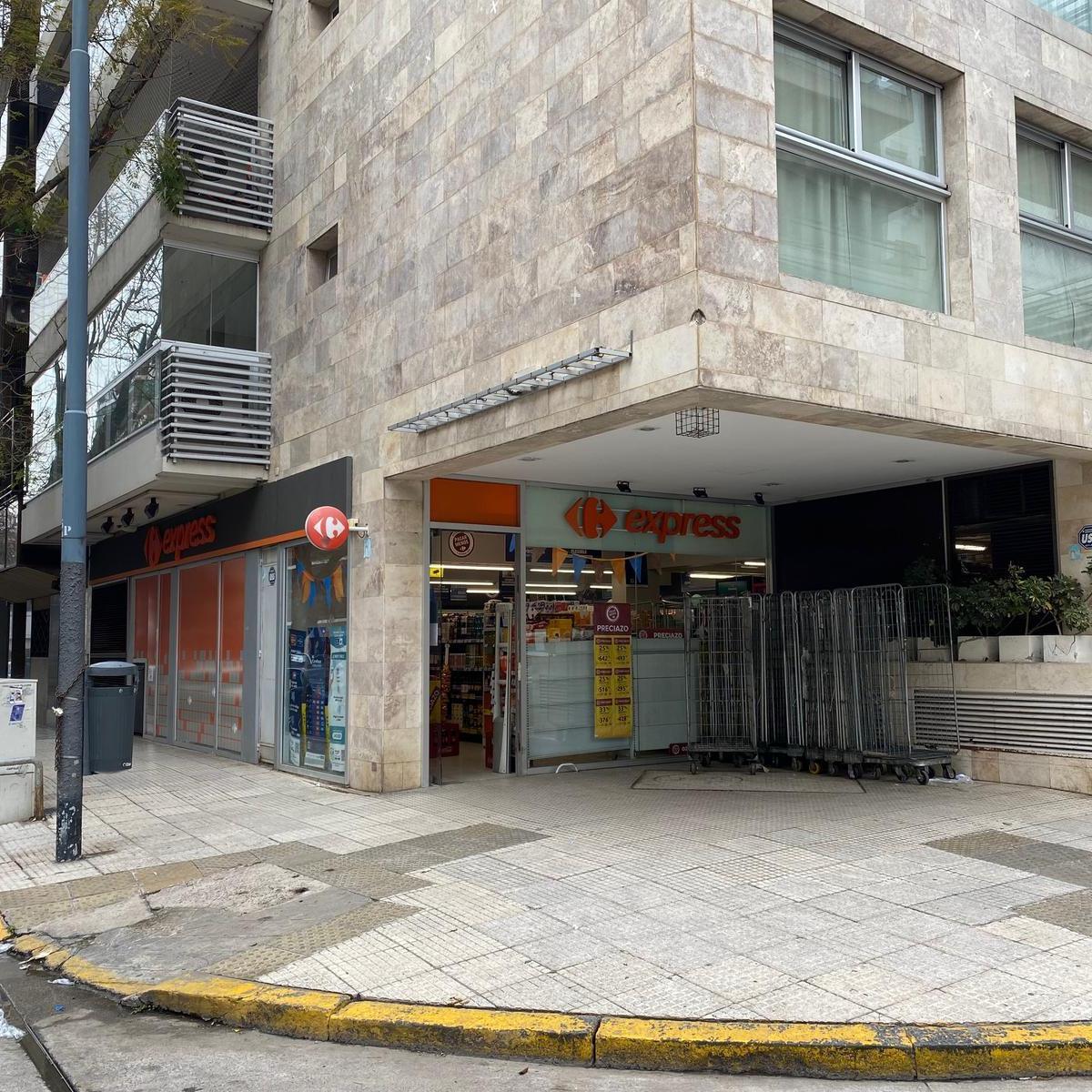 Local en Esquina con Renta de Carrefour + 15 m de Frente 4