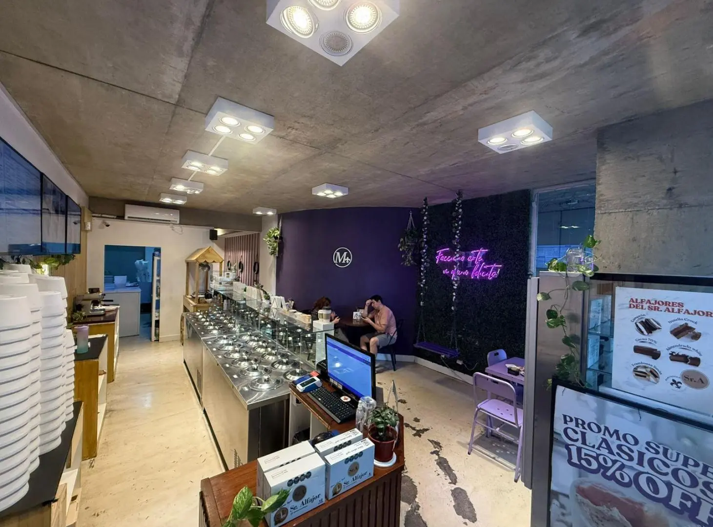 Local Comercial en Belgrano. Zona de exterior. Luminoso. 4