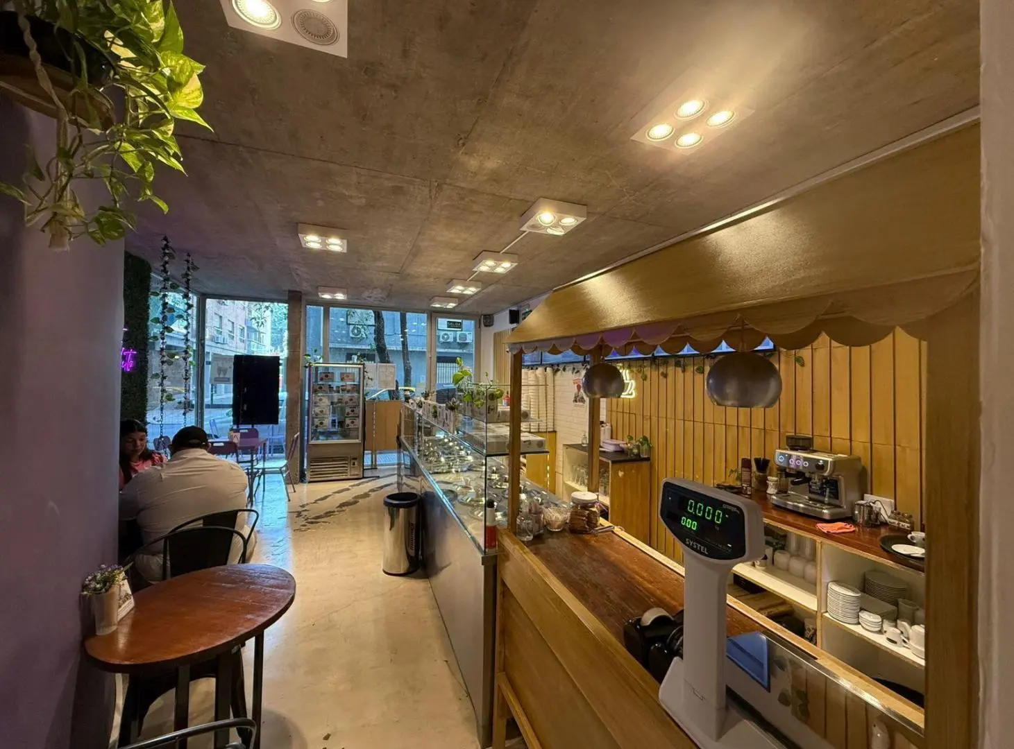 Local Comercial en Belgrano. Zona de exterior. Luminoso. 3