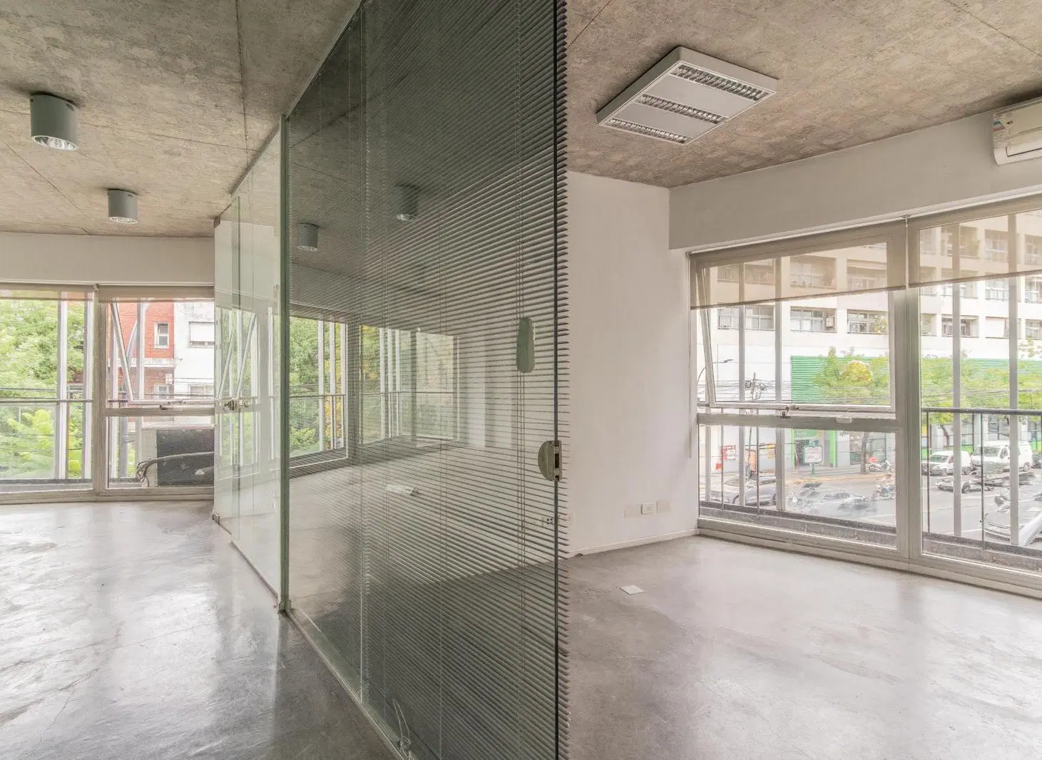 Oficinas en venta - Colegiales - Siete ambientes. Ventanales. Seguridad. Esquina. 2