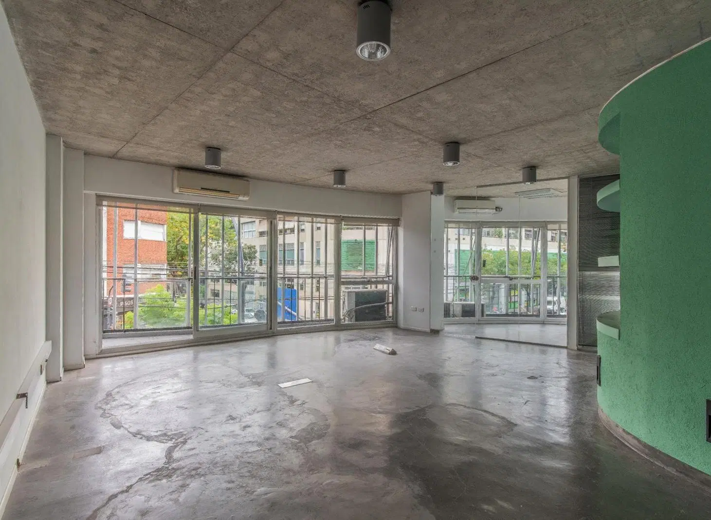 Oficinas en venta - Colegiales - Siete ambientes. Ventanales. Seguridad. Esquina. 4