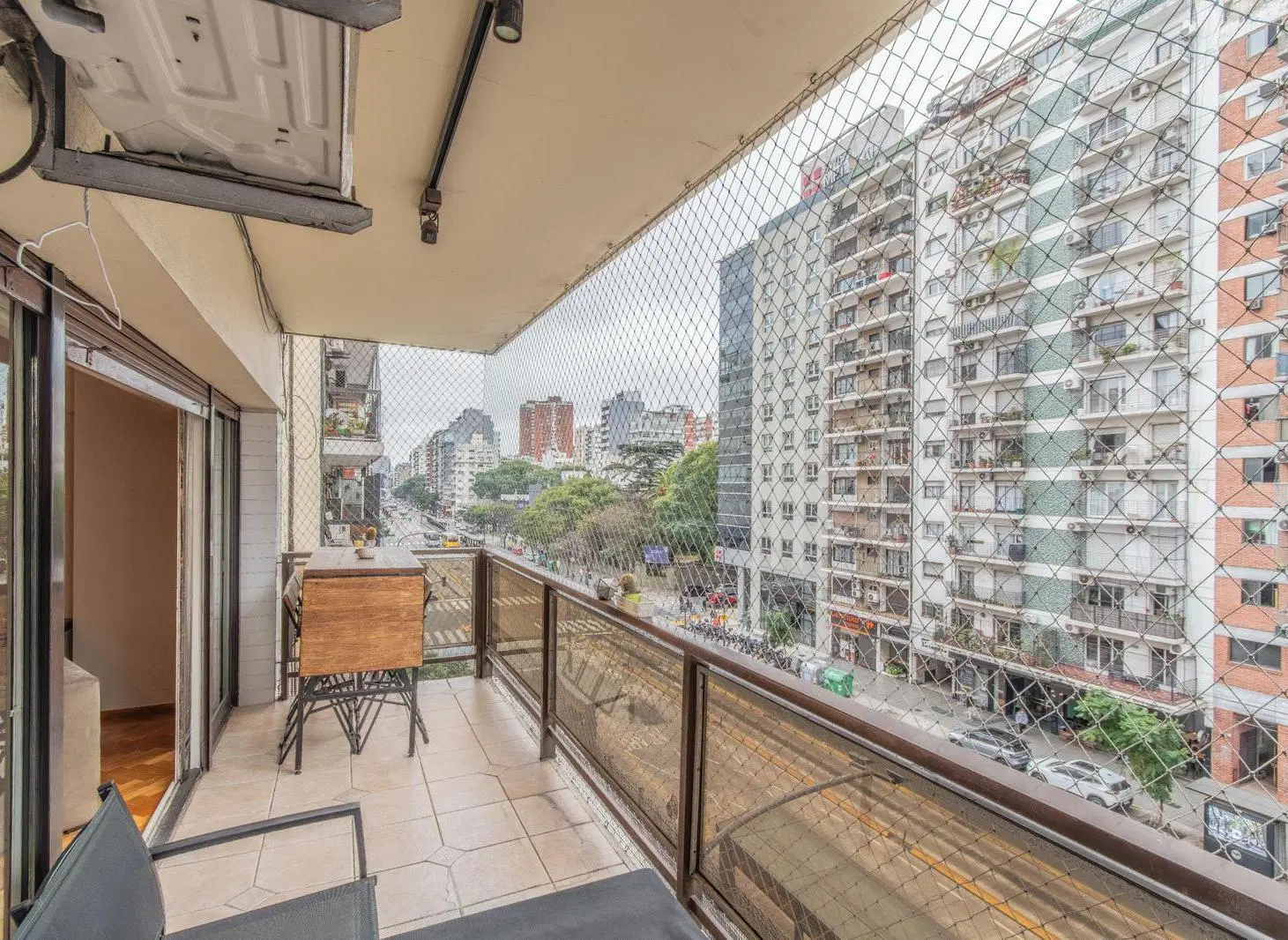 Venta cuantro ambientes. Dependencia. Balcon al frente. Cochera. 3
