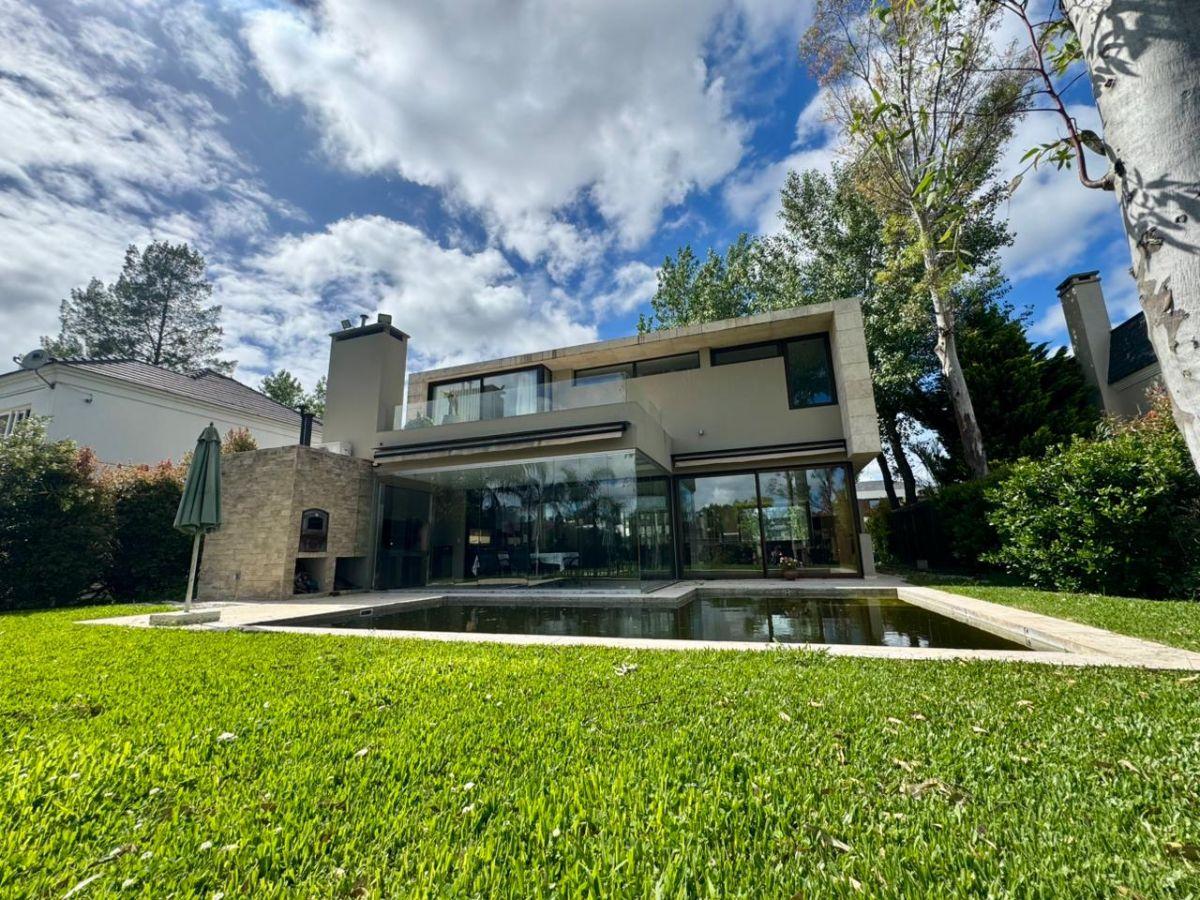 Casa de Lujo en Venta en Saint Thomas Este Country Club – Canning | Piscina Climatizada | 5 Dorm