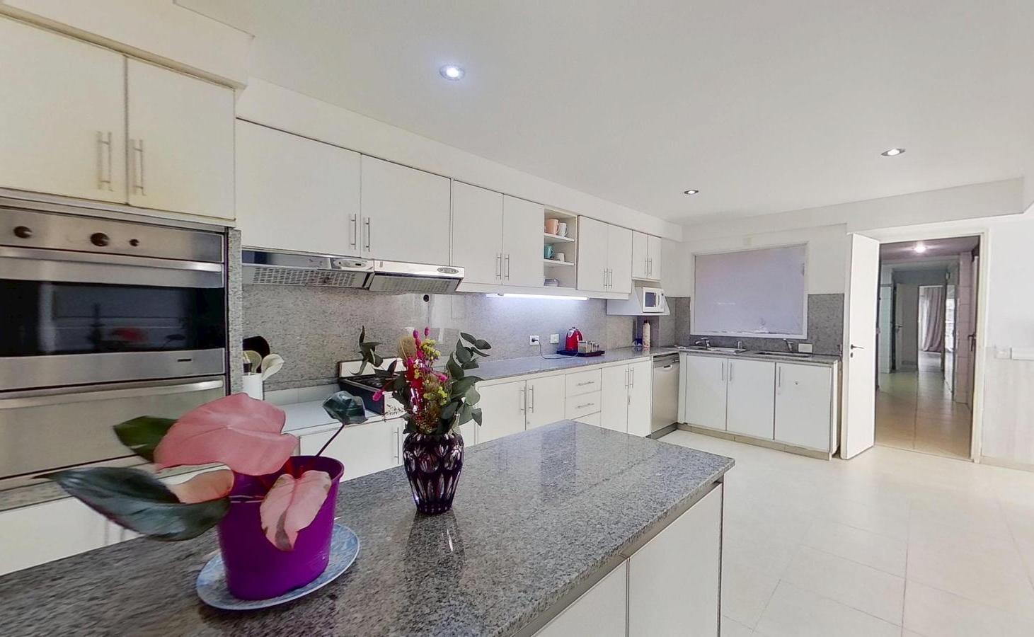 Foto de Exclusivo piso de 6 Ambientes con Dependencia, Patio y 3 Cocheras, imagen 3