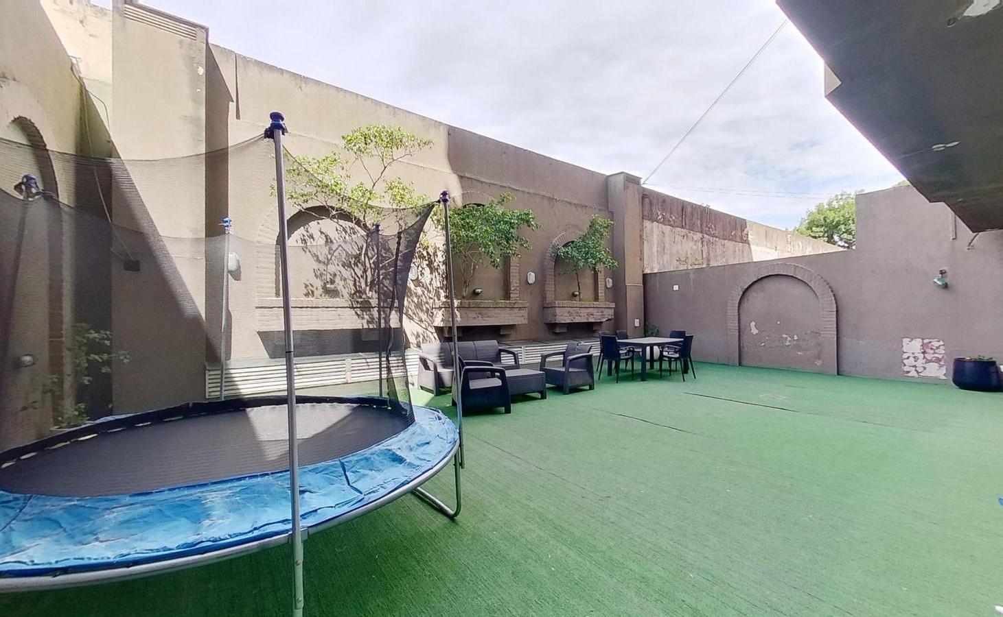 Foto de Exclusivo piso de 6 Ambientes con Dependencia, Patio y 3 Cocheras, imagen 2