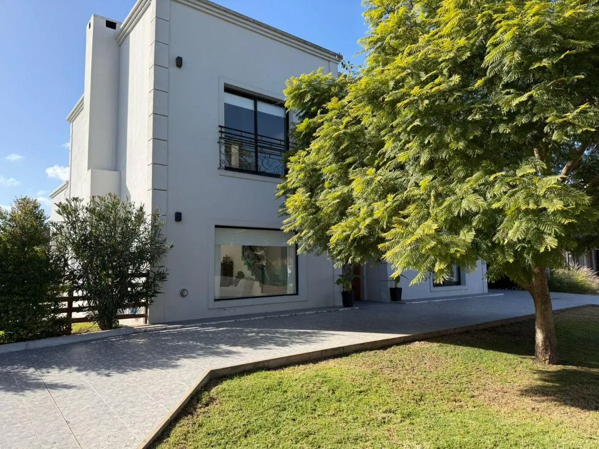 Casa con 4 dormitorios en alquiler de 560 m² en Barrio Cerrado Alvear 5