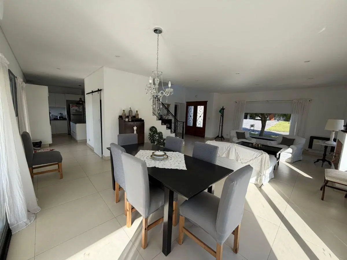 Casa con 4 dormitorios en alquiler de 560 m² en Barrio Cerrado Alvear 3