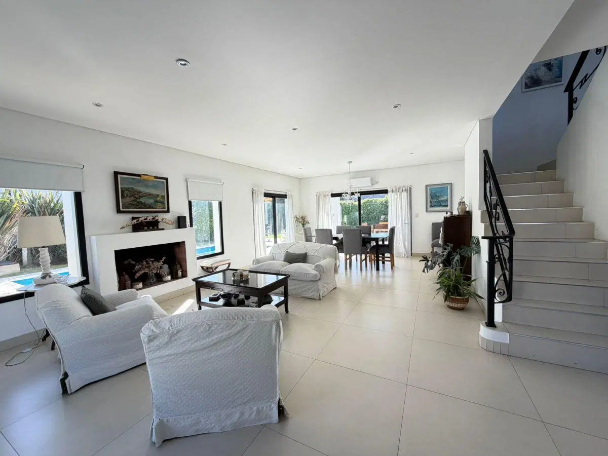 Casa con 4 dormitorios en alquiler de 560 m² en Barrio Cerrado Alvear 2