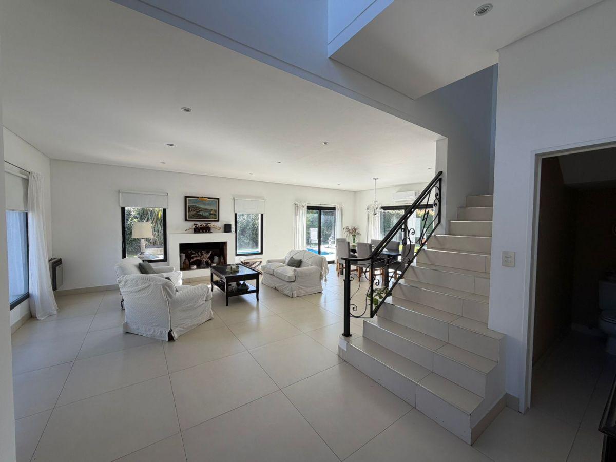 Foto de Casa con 4 dormitorios en alquiler de 460 m² en Barrio Cerrado Alvear, imagen 1