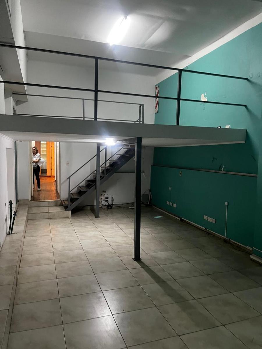 Local en con Oficinas en Zona Comercial 4
